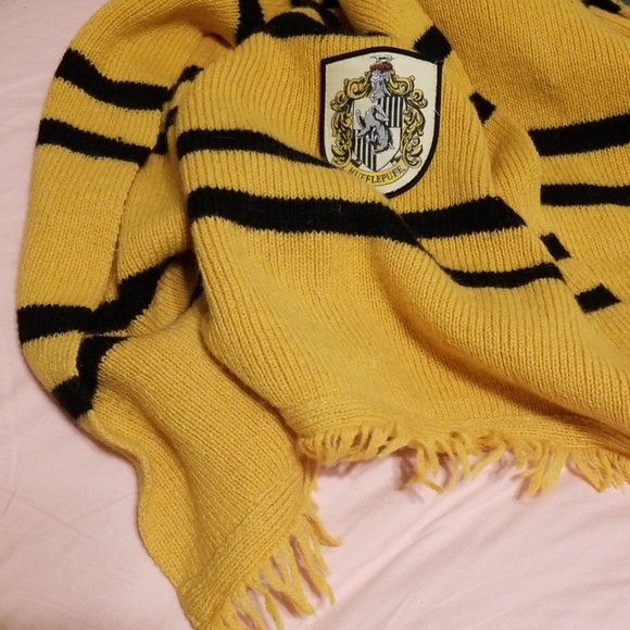 Hufflepuff   Scarf - Picture 8 of 8